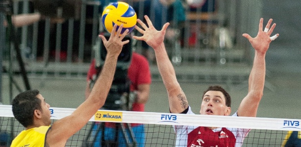 Dante tenta escapar do bloquei da Polônia durante jogo da Liga Mundial - EFE/ Grzegorz Michalowski
