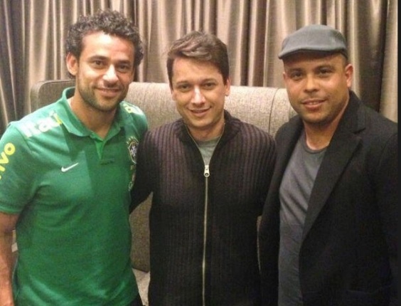 Antes do amistoso entre Brasil e França, Fred posta foto com Ronaldo e o assessor de imprensa Francis Melo
