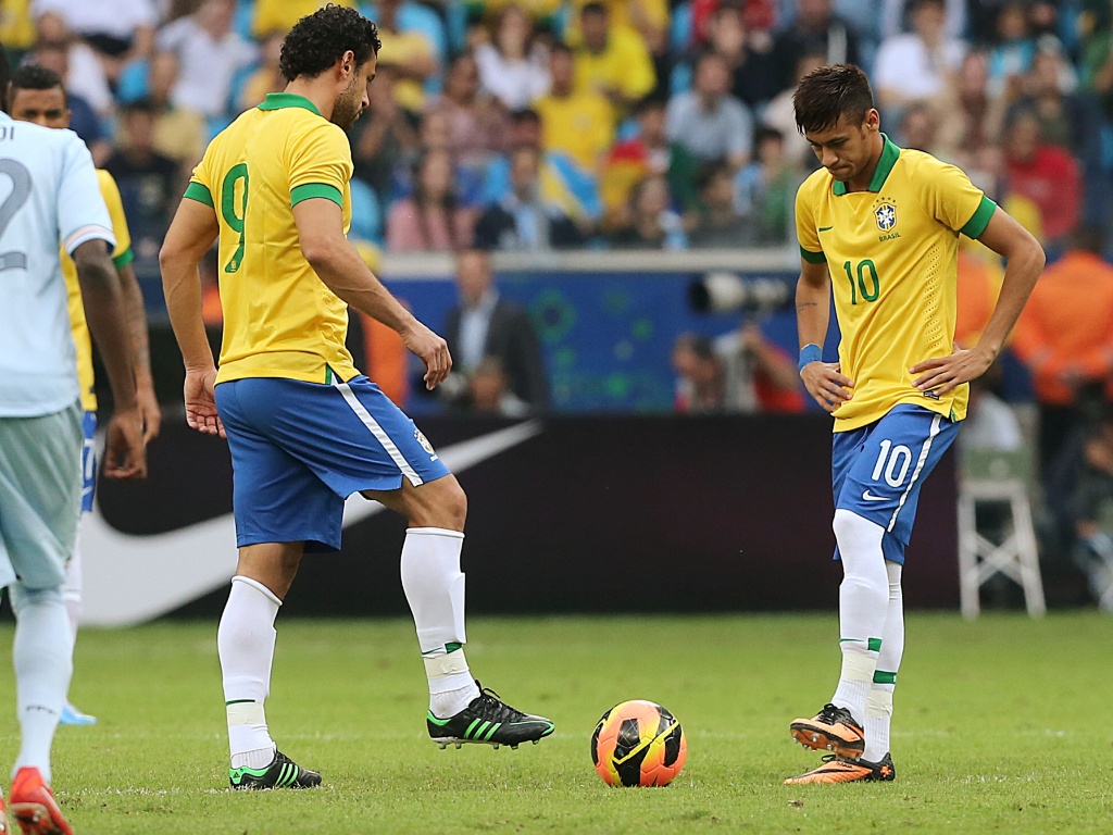 09.jun.2013 - Neymar e Fred dão pontapé inicial em amistoso entre Brasil e França