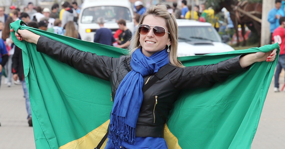 Torcedora exibe bandeira antes do amistoso entre Brasil x França, em Porto Alegre