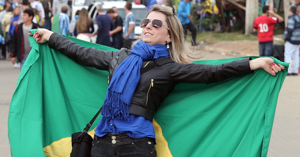 Torcedora exibe bandeira antes do amistoso entre Brasil x França, em Porto Alegre