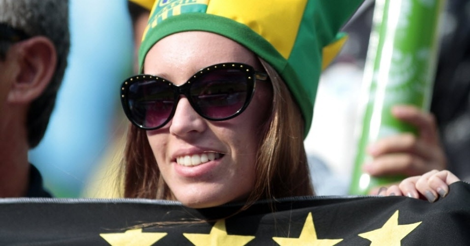Torcedora exibe chapéu com as cores do Brasil antes do amistoso contra a França