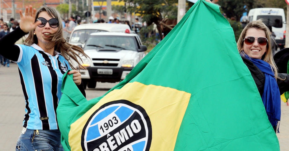 Torcedoras mostram bandeira do Brasil com escudo do Grêmio no meio