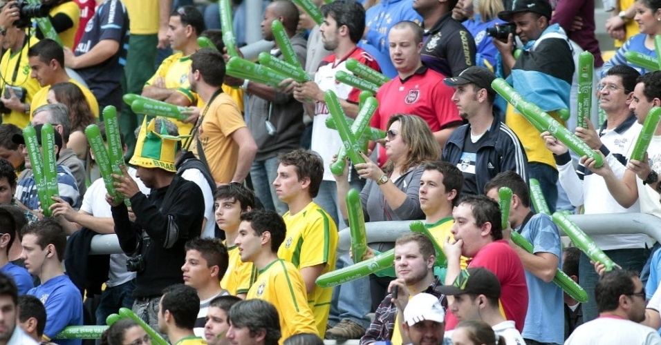 Torcedores já na parte interior da Arena Grêmio para o amistoso entre Brasil e França