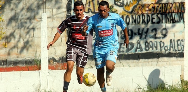 Vasco (de preto) ganhou do GTX (de azul) por 1 a 0