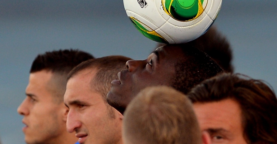 10.jun.2013 - Balotelli equilibra a bola na cabeça durante treino da seleção italiana no Rio