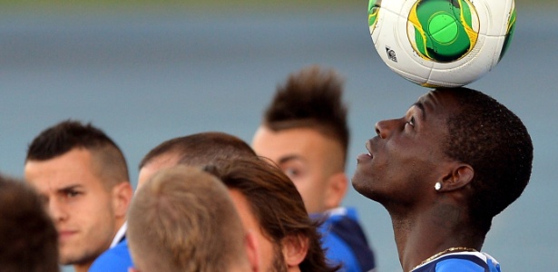 É comum ver Balotelli brincando com a bola enquanto companheiros prestam atenção no treino