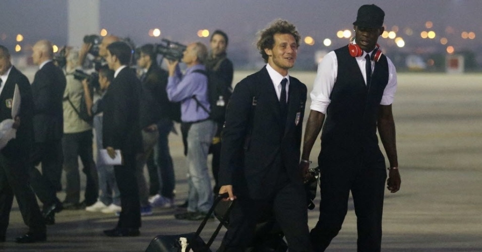 10.jun.2013 - Mario Balotelli foi o único italiano a desembarcar sem terno no Rio de Janeiro; ao lado dele, o meia Alessandro Diamanti