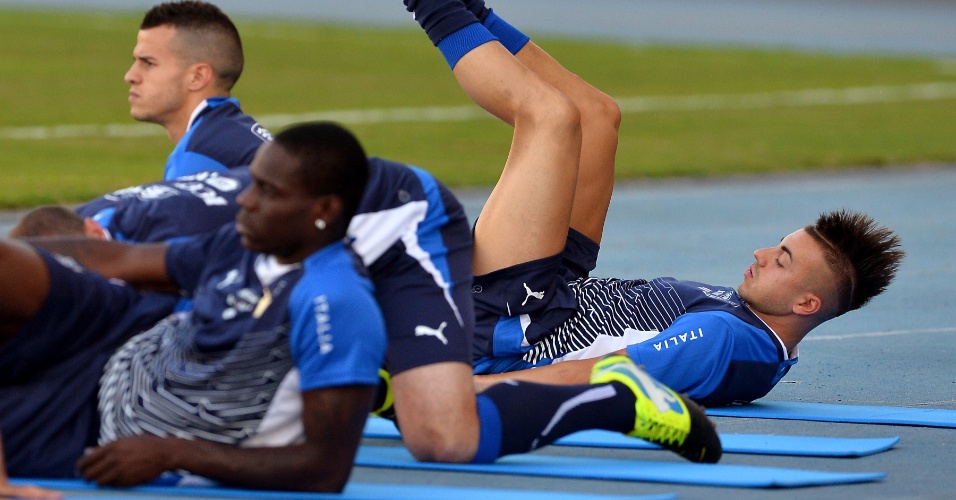 10.jun.2013- Jogadores da seleção italiana levantam de colchonete após sessão de abdominais em treino no Rio