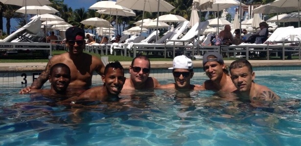 Gabriel, Juan, Vitor Júnior, R. Moura e D"Alessandro posam em piscina em Miami - Reprodução/Twitter