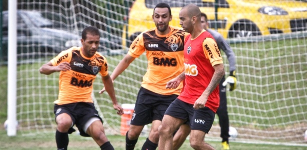 Rafael Marques (entre Pierre e Tardelli): concentração total na semifinal da Libertadores - Bruno Cantini/site oficial do Atlético-MG