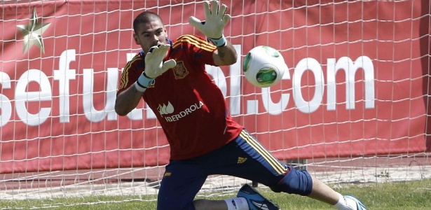 Victor Valdés trabalha em treino da Espanha para a Copa das Confederações no Brasil