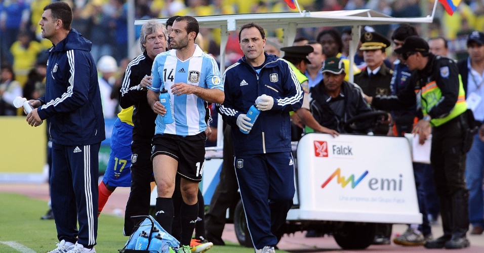 11.06.2013 - Mascherano é separado pela comissão técnica da Argentina após chutar maqueiro nas eliminatórias