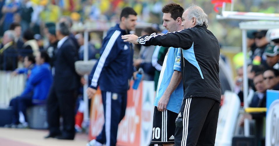 11.06.2013 - Messi recebe orientações do treinador da Argentina antes de entrar em campo contra o Equador