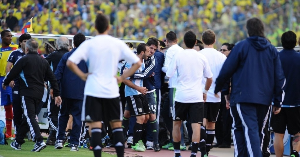 11.jun.2013 - Após grande confusão no final da partida, o argentino Javier Mascherano foi expulso do duelo contra o Equador, pelas Eliminatórias