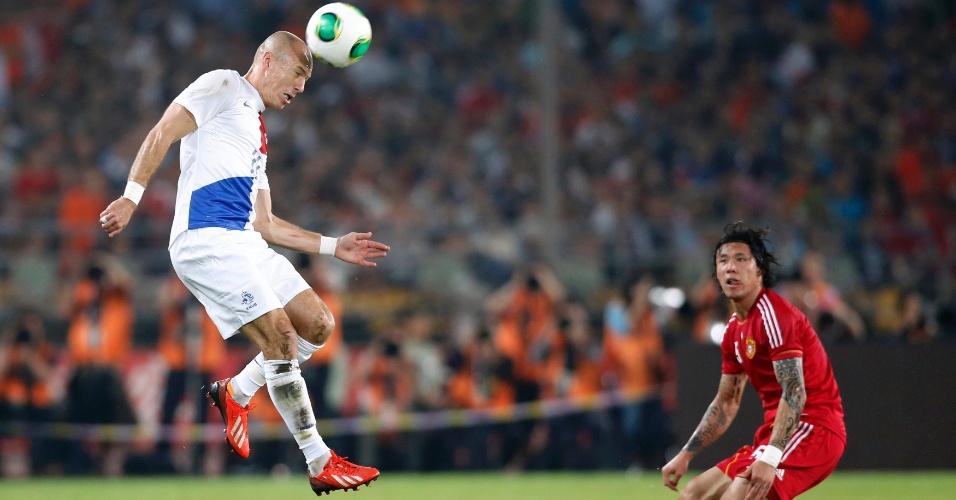 11.jun.2013 - Arjen Robben cabeceia em lance do amistoso contra a China em Pequim