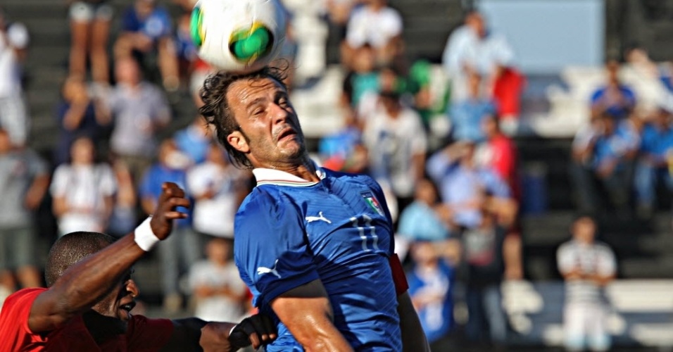 11.jun.2013 - Atacante Gilardino tenta controlar a bola durante amistoso entre Itália e Haiti, no Rio de Janeiro