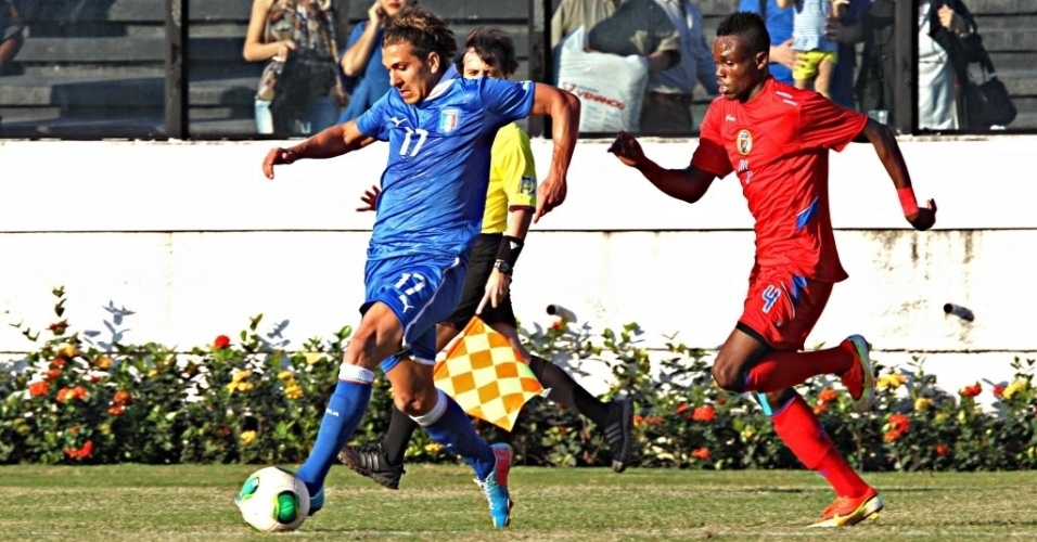 11.jun.2013 - Cerci (esq.), da Itália, tenta armar a jogada diante da marcação de Guerrier, do Haiti, em amistoso no Rio de Janeiro
