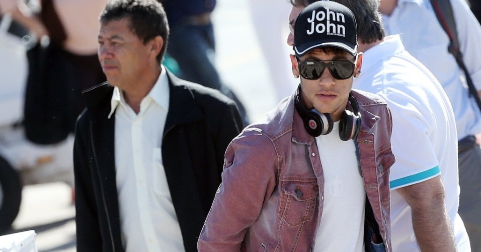 11.jun.2013 - Com visual estiloso, Neymar desembarcou com a seleção brasileira nesta terça em Goiânia