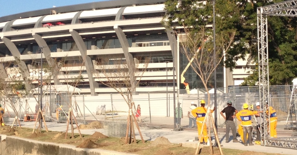 11.jun.2013 - Estádio do Maracanã ainda recebe alguns reparos a poucos dias do início da Copa das Confederações