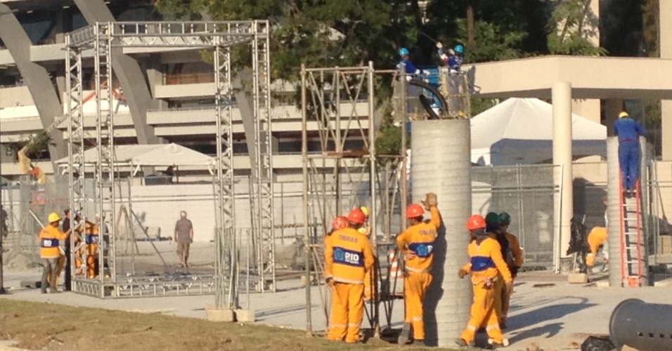11.jun.2013 - Funcionários fazem os últimos retoques no Estádio do Maracanã a poucos dias do início da Copa das Confederações