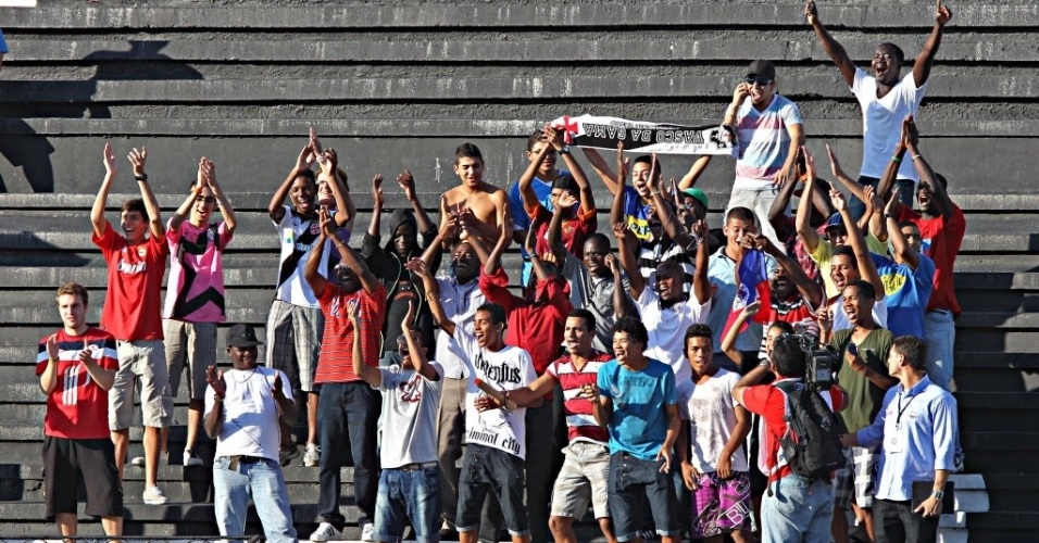 11.jun.2013 - Grupo de torcedores fazem a festa durante partida amistosa entre Itália e Haiti, em São Januário, no Rio de Janeiro