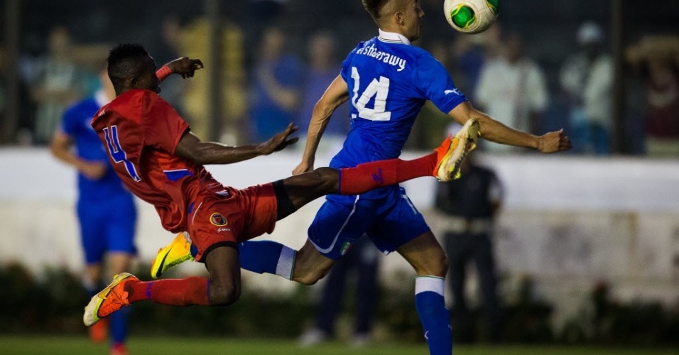 11.jun.2013 - Haitiano Guerrier tenta tirar a bola de El Shaarawy em amistoso entre Itália e Haiti