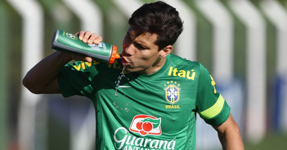 11.jun.2013 - Hernanes se hidrata durante treinamento da seleção brasileira nesta terça-feira em Goiânia