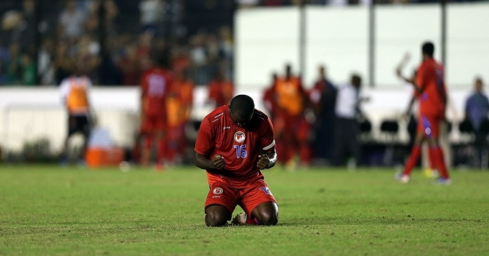 11.jun.2013 - Jean Alexandre celebra gol do Haiti no amistoso com a Itália em São Januário