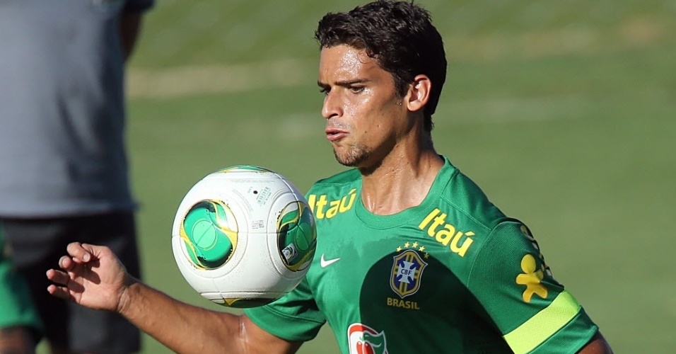 11.jun.2013 - Jean domina a bola no peito durante treino da seleção brasileira em Goiânia