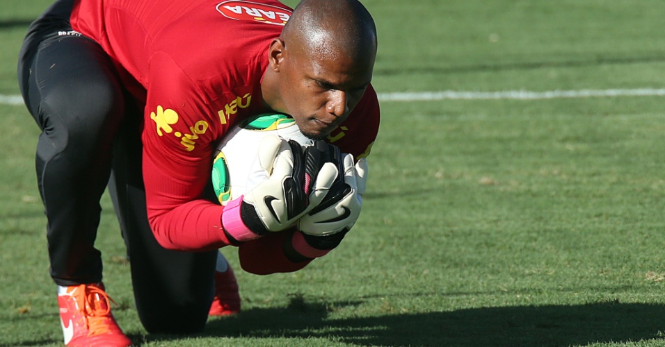 11.jun.2013 - Jefferson agarra bola durante treino da seleção brasileira em Goiânia