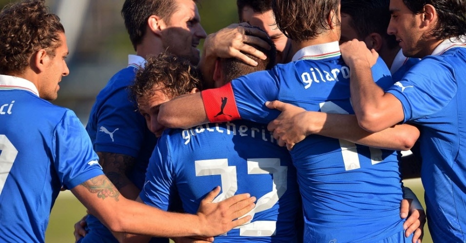 11.jun.2013 - Jogadores da Itália comemoram gol marcado em amistoso contra o Haiti, em São Januário