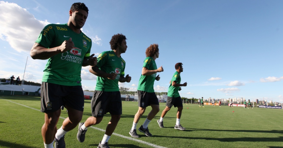 11.jun.2013 - Jogadores da seleção brasileira participam de treinamento nesta terça-feira, em Goiânia