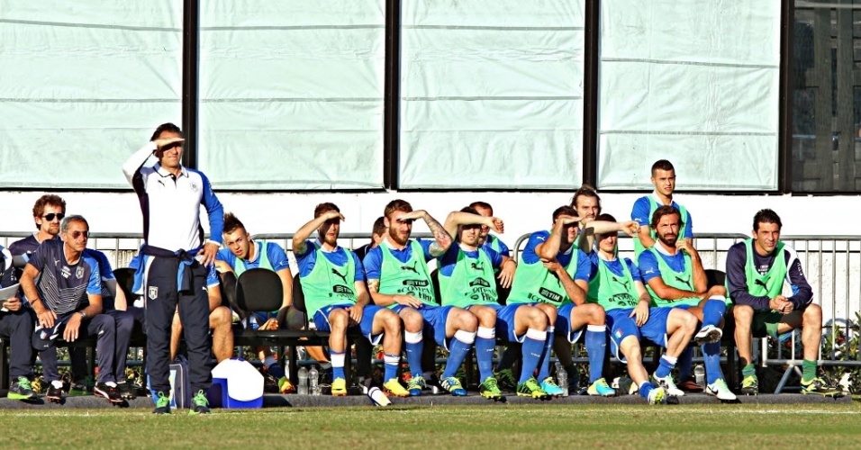 11.jun.2013 - Jogadores do banco de reservas da seleção da Itália protegem a vista do sol durante amistoso contra o Haiti, em São Januário, no Rio de Janeiro