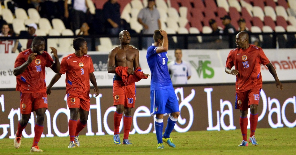 11.jun.2013 - Jogadores do Haiti comemoram gol de empate de Peguero na partida contra a Itália em São Januário