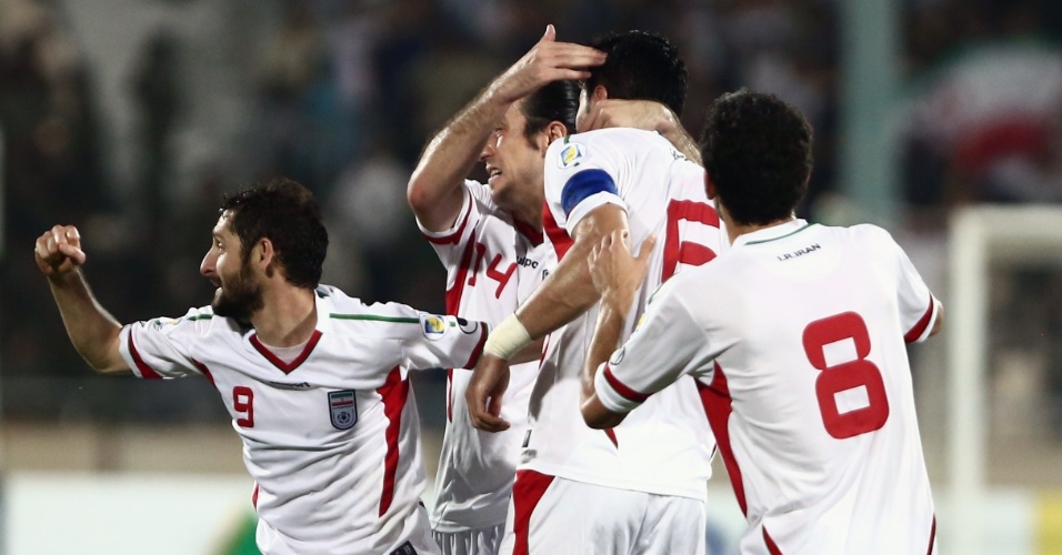 11.jun.2013 - Jogadores do Irã comemoram um dos gols da goleada por 4 a 0 sobre o Líbano