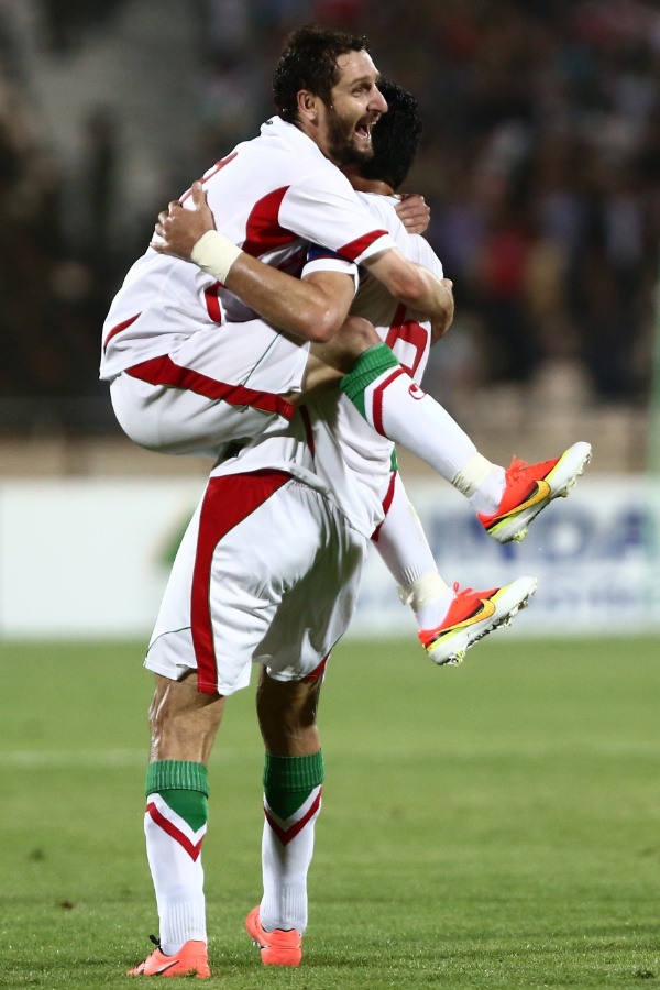11.jun.2013 - Jogadores do Irã comemoram um dos gols da goleada por 4 a 0 sobre o Líbano