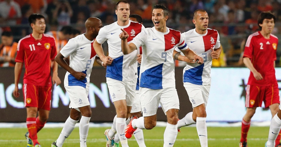 11.jun.2013 - Jogadores holandeses comemoram gol marcado por Robin van Persie (nº9), que abriu o placar contra a China