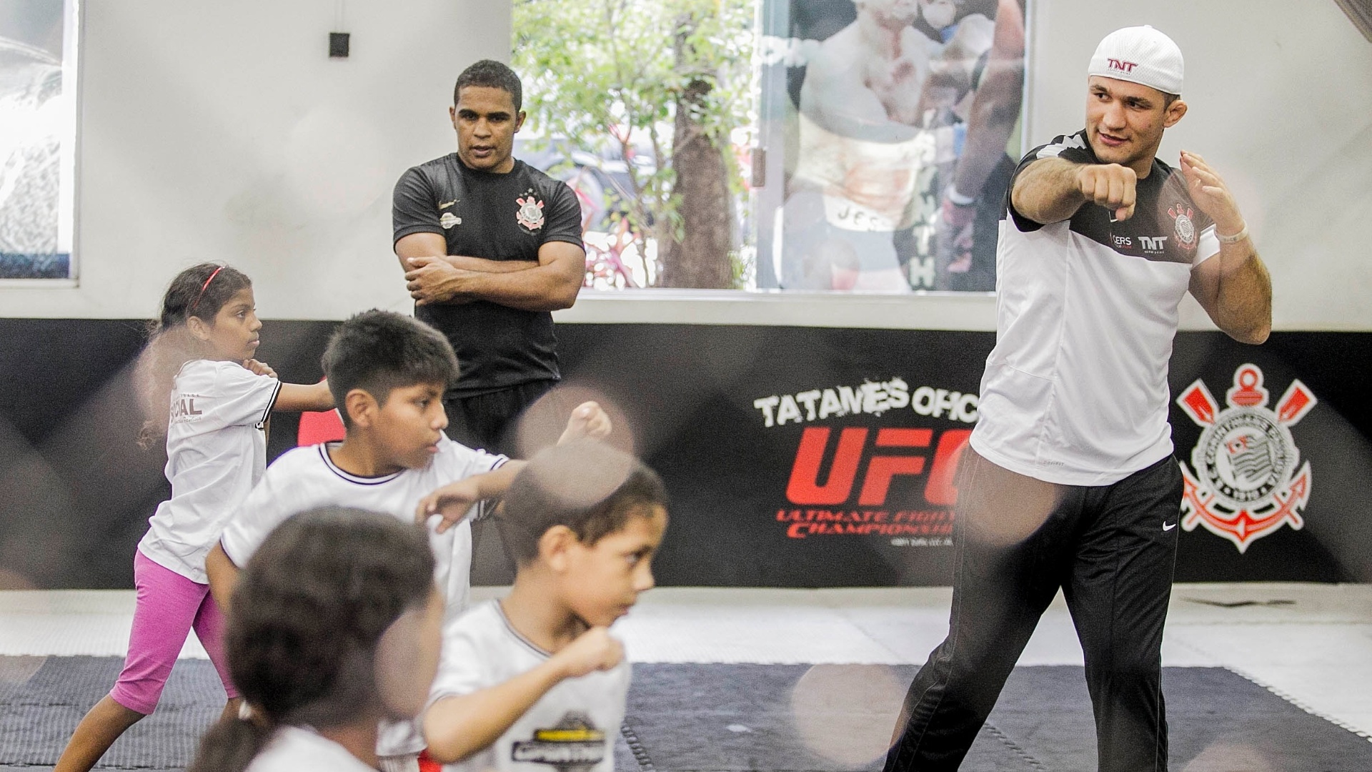 11.jun.2013 - Junior Cigano ensina crianças a lutar em campanha social do Corinthians no Parque São Jorge - Leonardo Soares/UOL