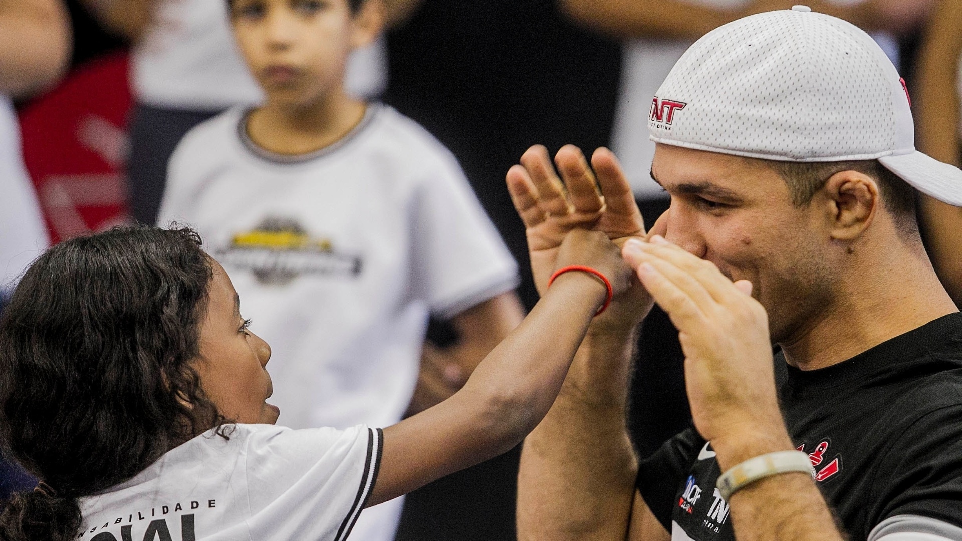 11.jun.2013 - Junior Cigano ensina luta a garota em campanha social do Corinthians no Parque São Jorge - Leonardo Soares/UOL