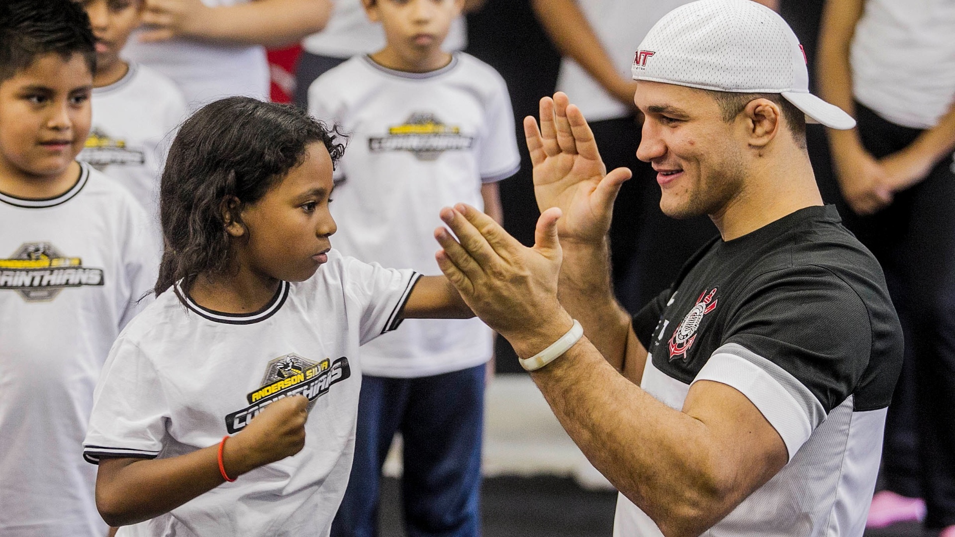 11.jun.2013 - Junior Cigano ensina luta a garota em campanha social do Corinthians no Parque São Jorge - Leonardo Soares/UOL