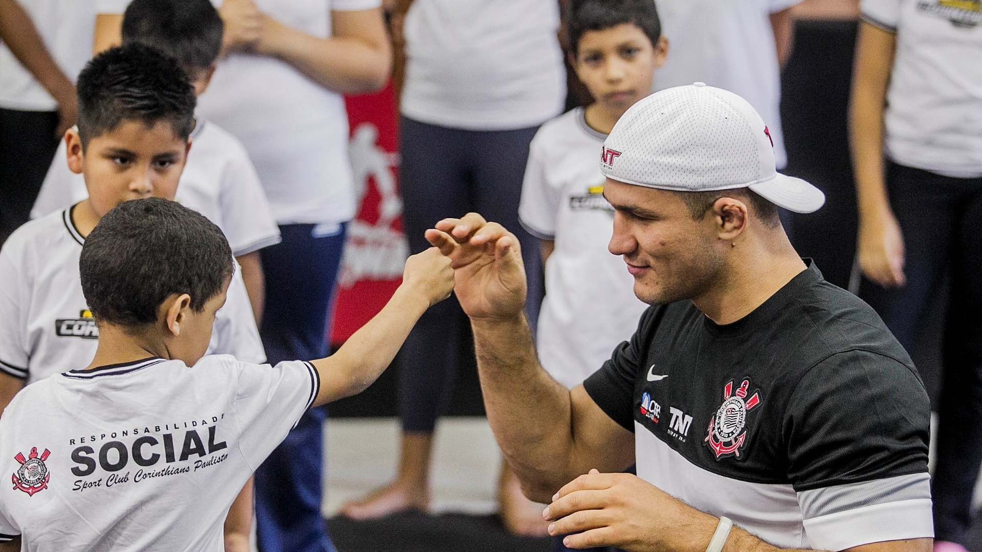 11.jun.2013 - Junior Cigano ensina luta a garoto em campanha social do Corinthians no Parque São Jorge - Leonardo Soares/UOL