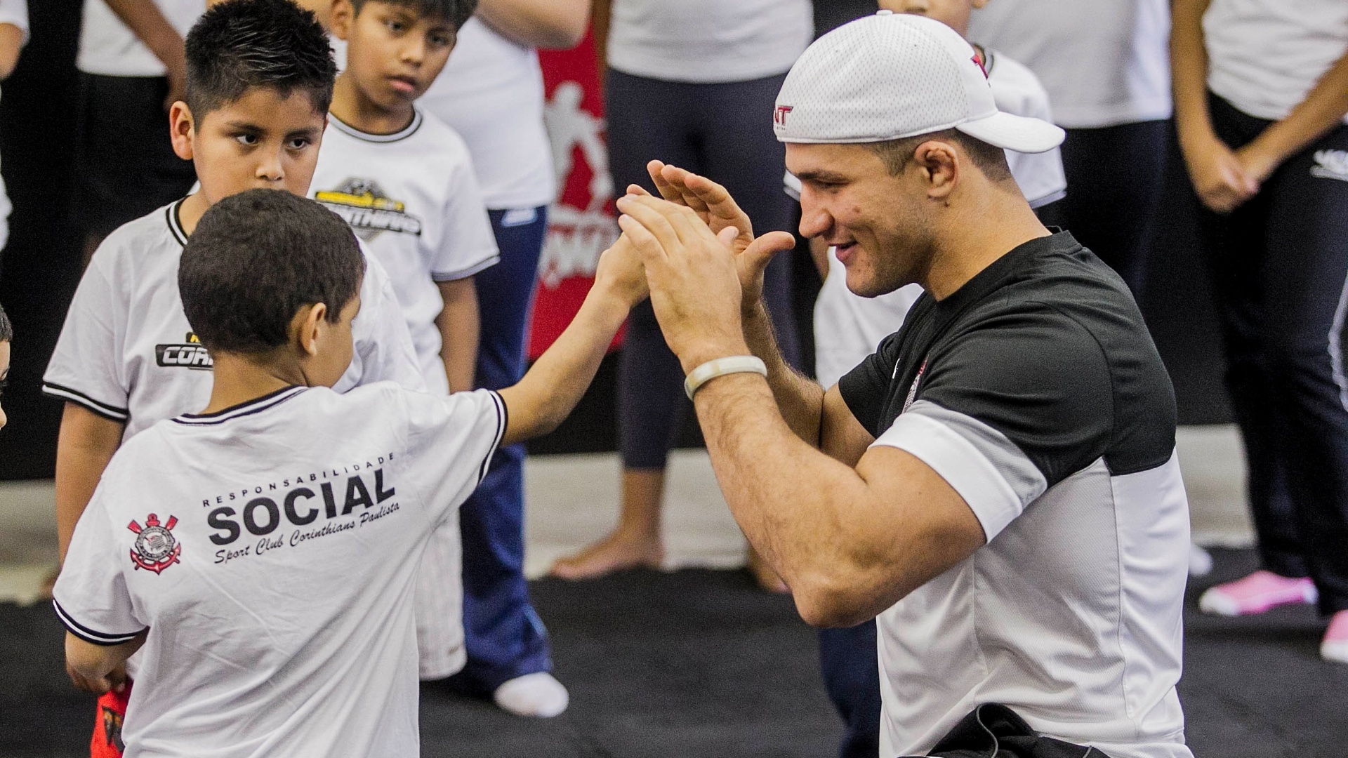 11.jun.2013 - Junior Cigano ensina luta a garoto em campanha social do Corinthians no Parque São Jorge - Leonardo Soares/UOL