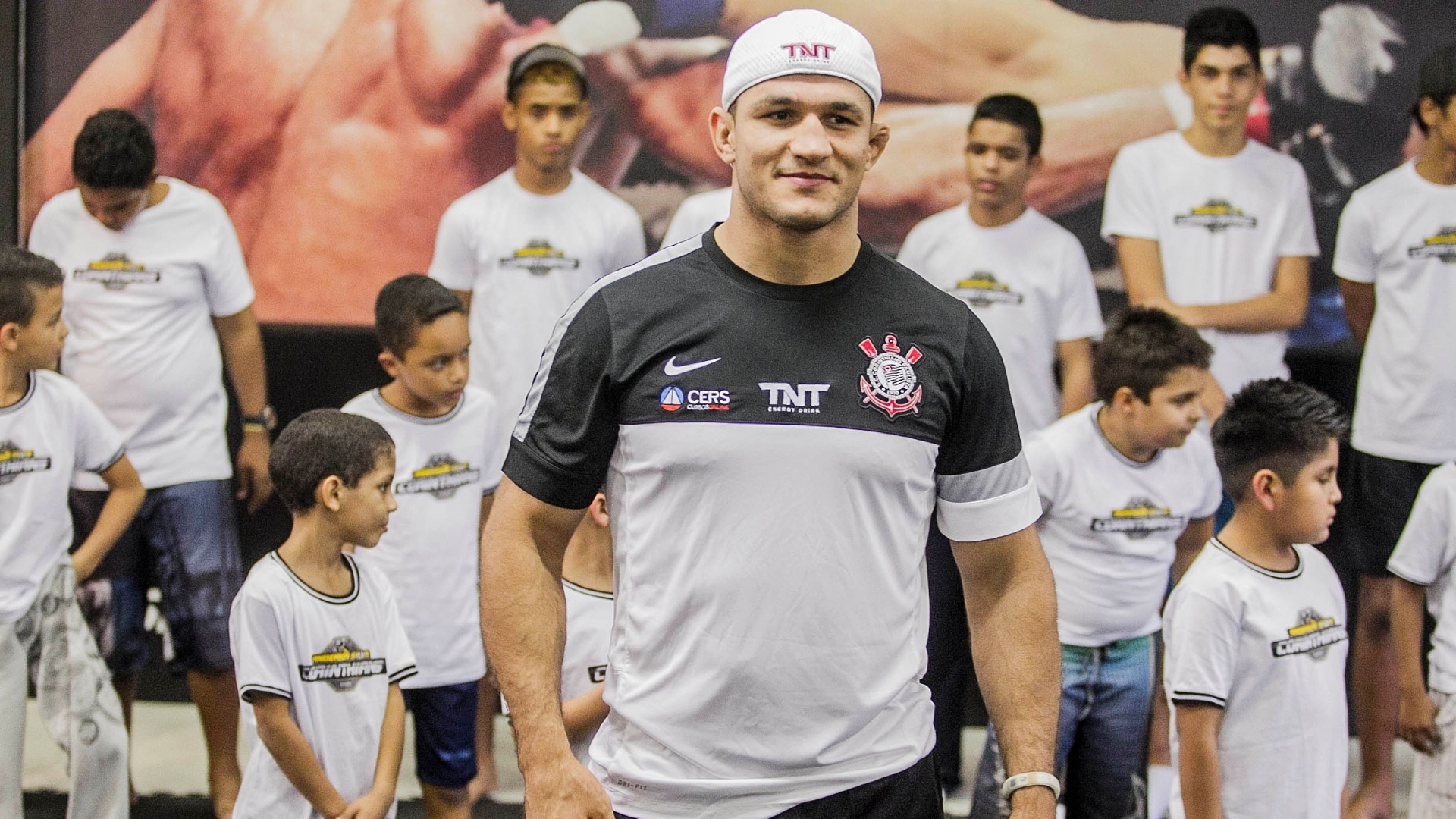11.jun.2013 - Junior Cigano ensina crianças a lutar em campanha social do Corinthians no Parque São Jorge - Leonardo Soares/UOL