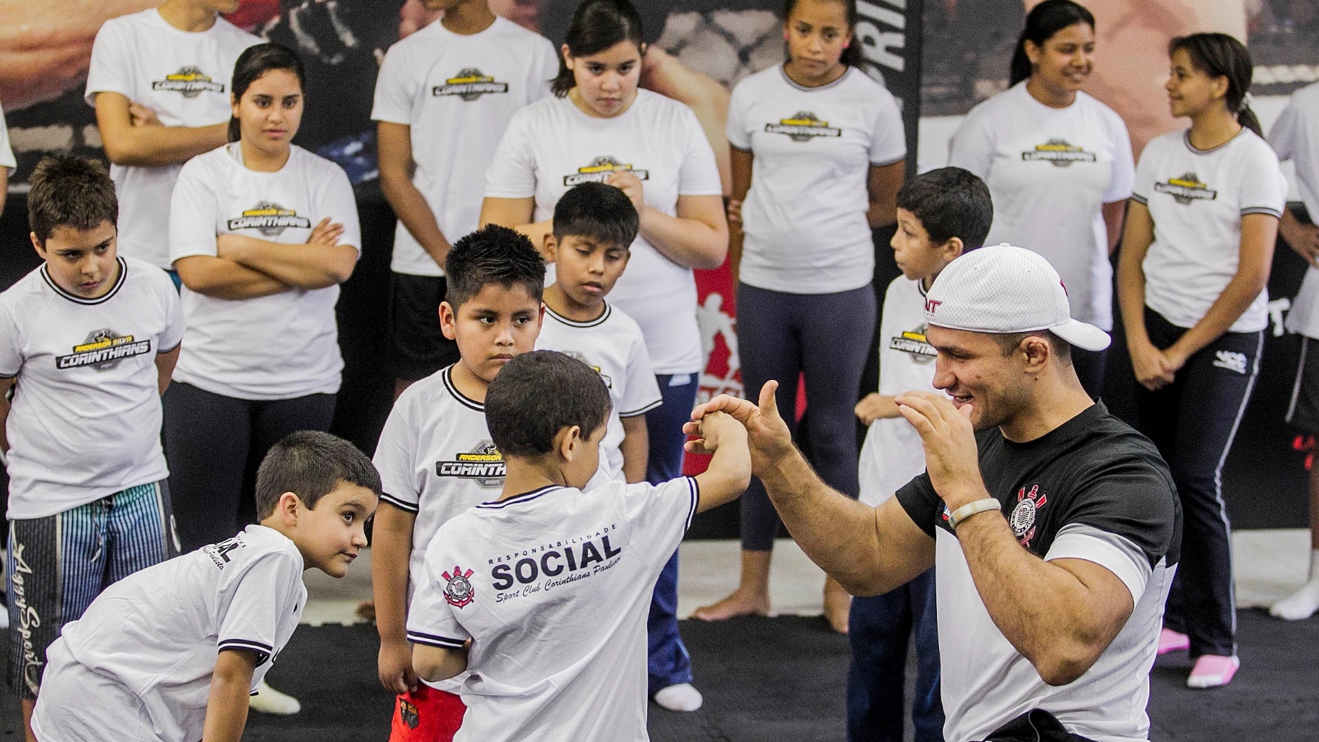11.jun.2013 - Junior Cigano ensina crianças a lutar em campanha social do Corinthians no Parque São Jorge - Leonardo Soares/UOL
