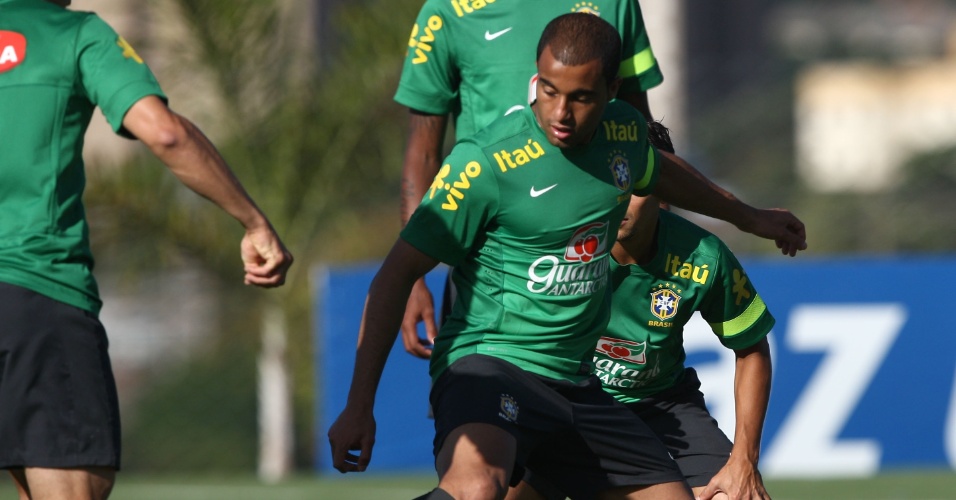 11.jun.2013 - Lucas durante treinamento da seleção brasileira nesta terça-feira em Goiânia