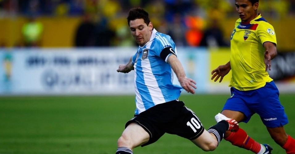 11.jun.2013 - Messi tenta a jogada durante partida da Argentina contra o Equador, pelas Eliminatórias Sul-Americanas para a Copa do Mundo