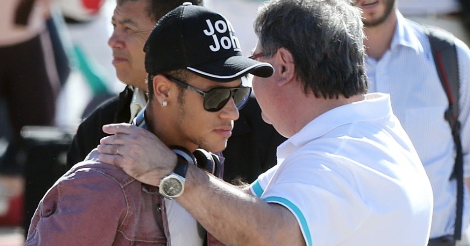 11.jun.2013 - Neymar é abraçado ao desembarcar em Goiânia, para onde a seleção brasileira voltou nesta terça-feira após amistoso em Porto Alegre