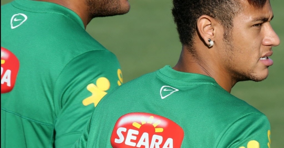 11.jun.2013 - Neymar participa de treinamento da seleção brasileira nesta terça-feira em Goiânia