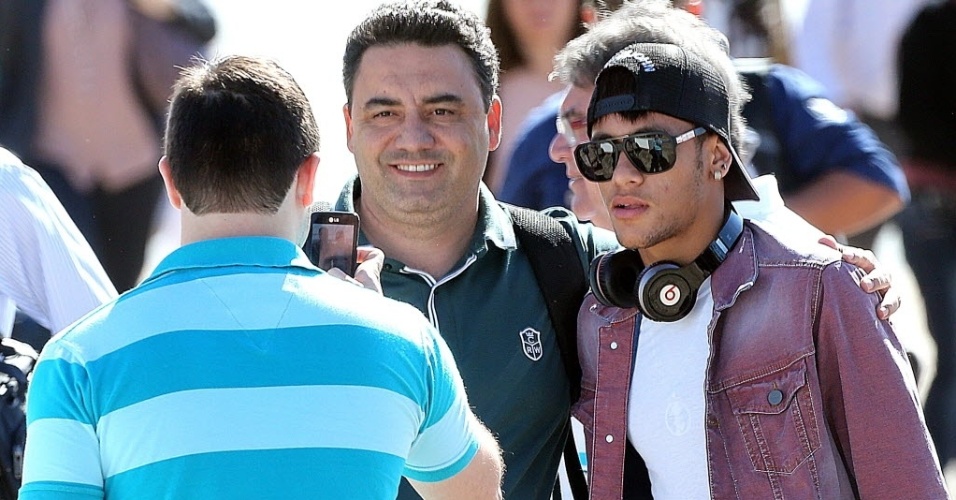 11.jun.2013 - Neymar posa com fã ao desembarcar em Goiânia com a seleção brasileira